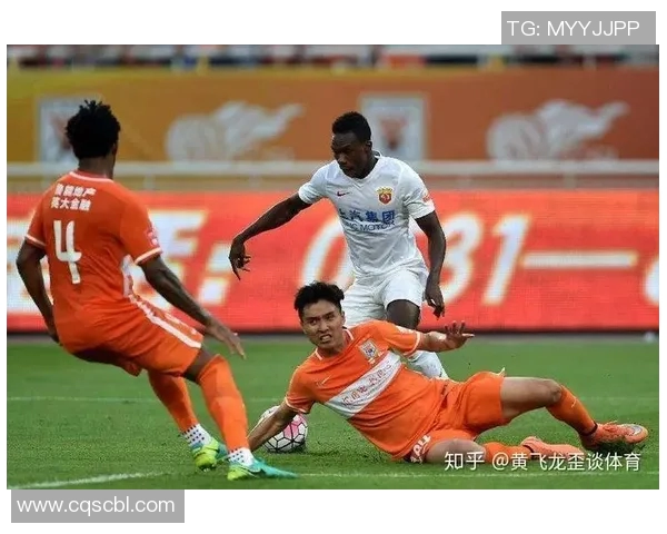 鲁能与上港比赛中越位争议引发热议球迷和专家各执己见